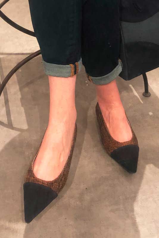 Navy blue and terracotta orange women's dress pumps, with a round neckline. Pointed toe. Flat block heels. Worn view - Florence KOOIJMAN